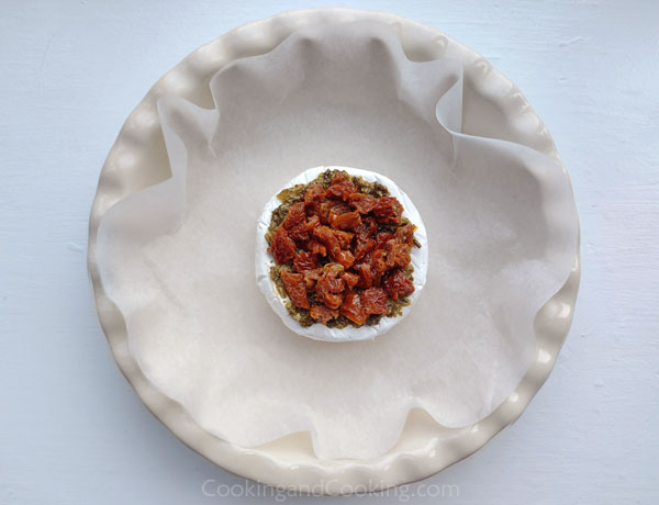 Baked Brie with Pesto and Sundried Tomatoes Baked Brie with Pesto and Sundried Tomatoes